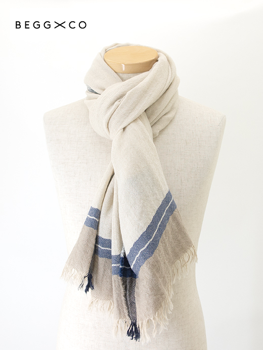 BEGG&CO/ベグアンドコー　ウォッシュドカシミアストール　beg502401-ナチュラル×ネイビー