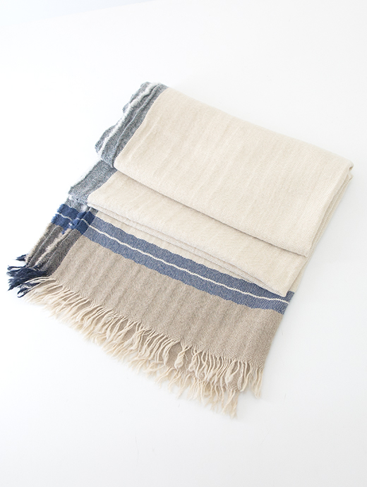 BEGG&CO/ベグアンドコー　ウォッシュドカシミアストール　beg502401-ナチュラル×ネイビー