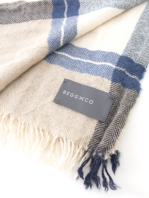 BEGG&CO/ベグアンドコー　ウォッシュドカシミアストール　beg502401-ナチュラル×ネイビー