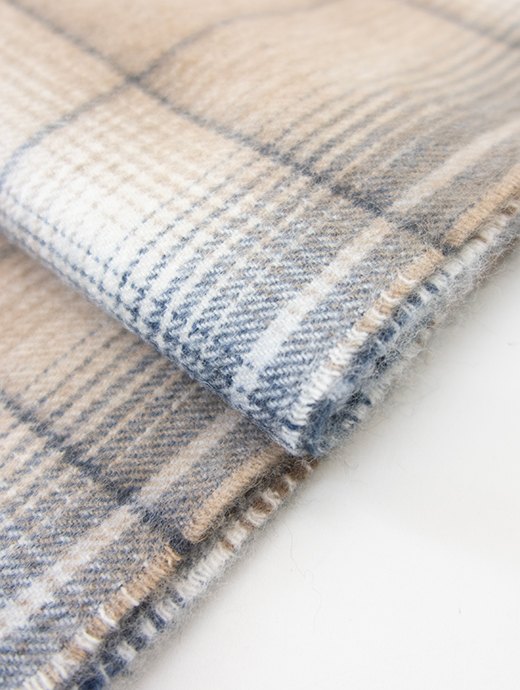 BEGG&CO/ベグアンドコー　カシミアマフラー/オンブレチェック　beg502402-ナチュラル×ネイビー