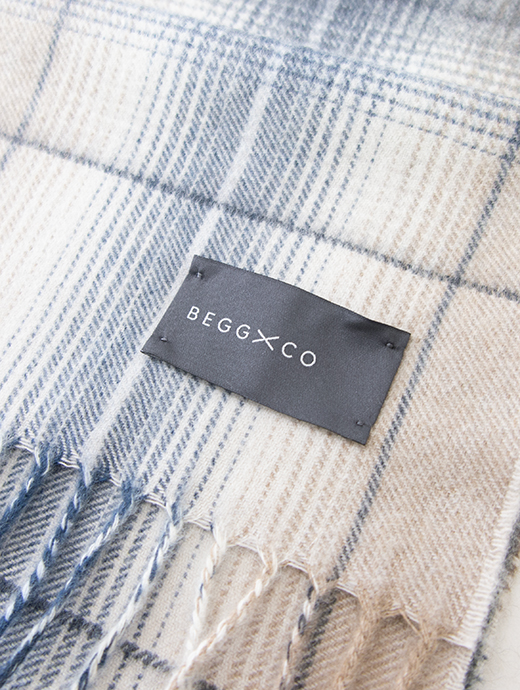 BEGG&CO/ベグアンドコー　カシミアマフラー/オンブレチェック　beg502402-ナチュラル×ネイビー